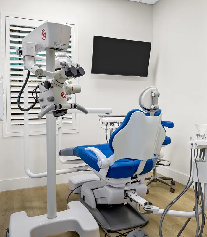 Treatment room equipped with a surgical microscope for endodontic care